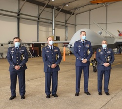 Don Felipe ante un dron del Ejército del Aire